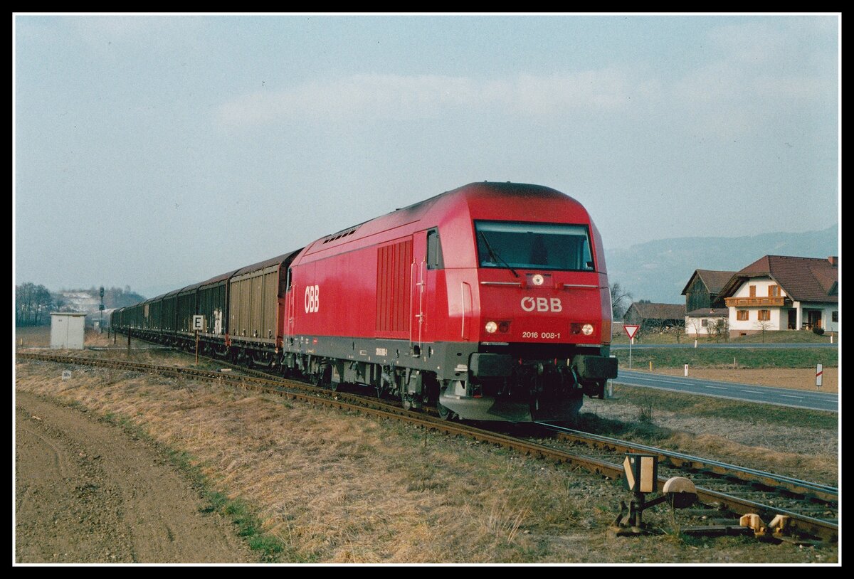 2016 008 mit Güterzug in St.Andrä im Lavanttal am 21.03.2003.