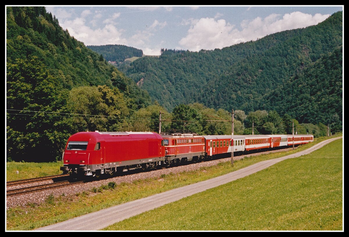 2016 009 ist am 13.06.2002 als Vorspann bei R4019 zwischen Bruck/Mur und Pernegg unterwegs. Grund der Vorspannleistung war Personaleinschulung auf der damals neuen Reihe 2016.