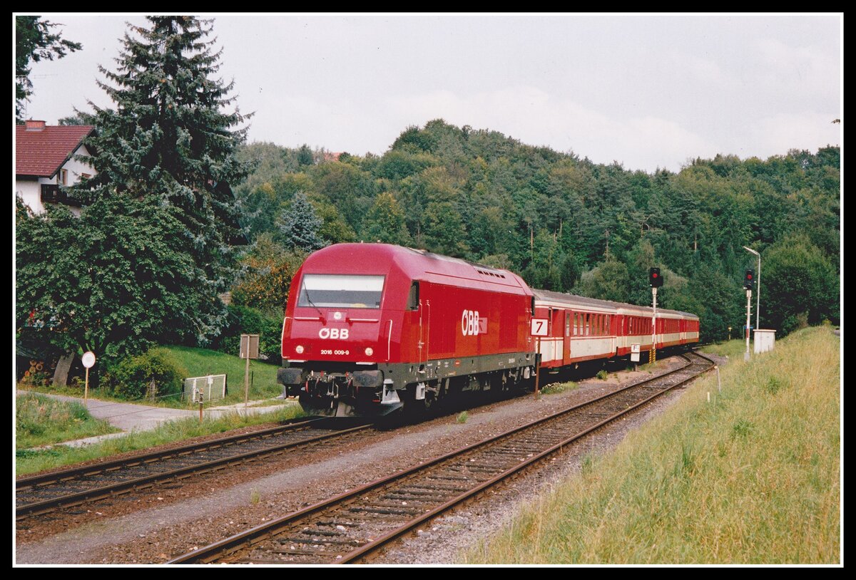 2016 009 hat am 3.09.2002 mit R4717 soeben den Bahnhof Laßnitzhöhe erreicht.