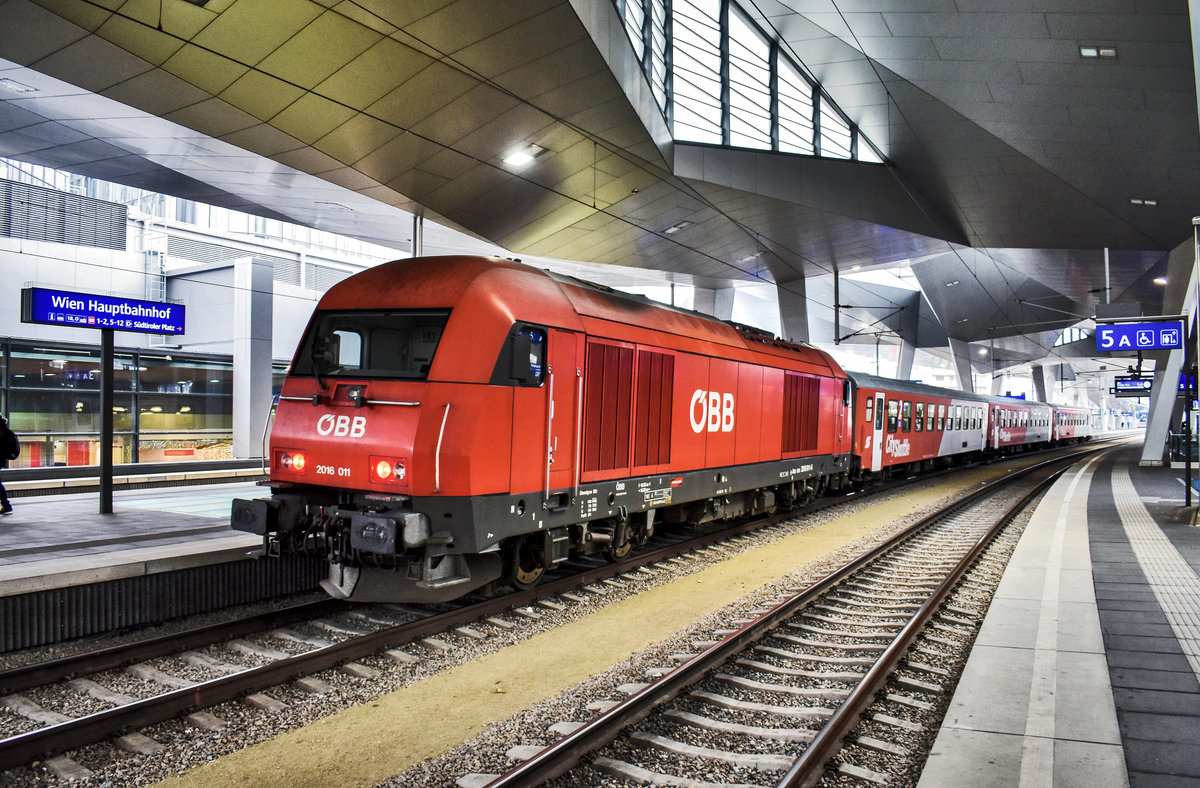 2016 011-6 wartet in Wien Hbf, am Zugschluss des R 2578 (Wien Hbf - Siebenbrunn-Leopoldsdorf - Marchegg), auf die Abfahrt.
Aufgenommen am 23.11.2018.