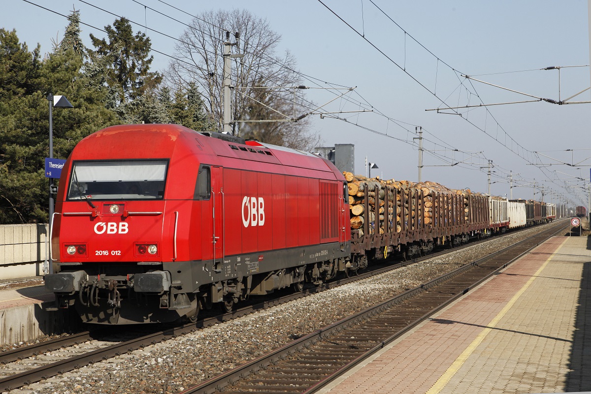 2016 012 fährt am 25.02.2014 mit einem Güterzug durch die Haltestelle Theresienfeld.