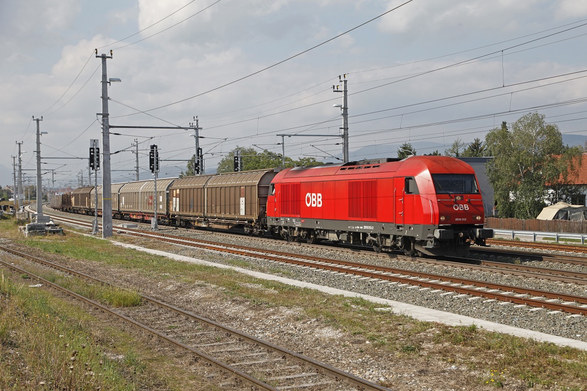 2016 013 mit Güterzug fährt am 8.09.2016 durch den Bahnhof Neunkirchen.