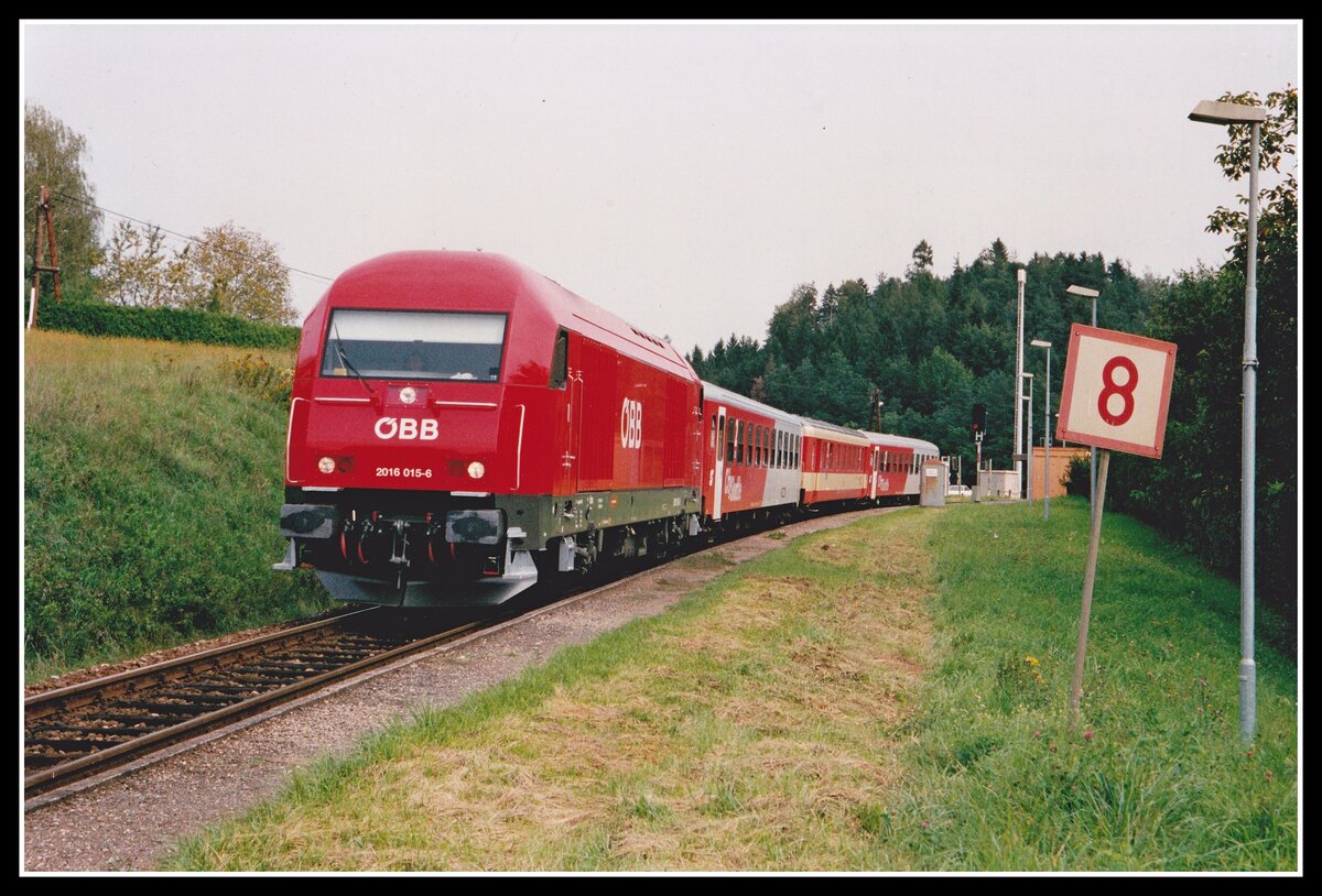 2016 015 erreicht mit E2701 (Der Oststeirer)am 3.09.2002 die Haltestelle Authal. Dieser Zug war der einzige Namenszug auf dieser Strecke und hatte den Laufweg : Wien Süd - Wr.Neustadt - Friedberg - Fehring - Graz Hbf. Die Haltestelle Authal wurde zwischenzeitlich aufgelassen, an ihrer Stelle befindet sich jetzt aber eine Betriebsausweiche.