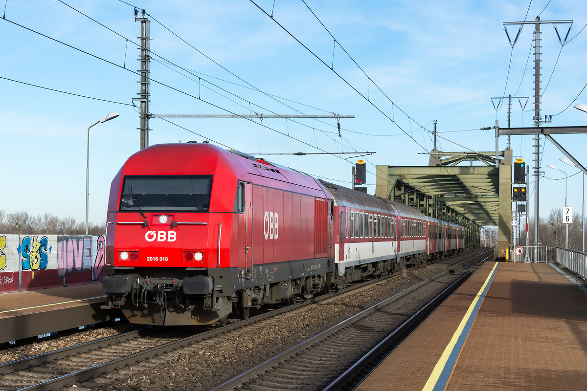 2016 018 mit dem REX 8 (2515) von Bratislava nach Wien Hbf. am 29.12.2020 in Wien Praterkai.