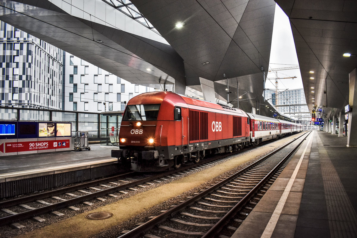 2016 019-9 fährt mit dem REX 2519 (Kosice - Bratislava hl.st. - Marchegg - Wien Hbf), in Wien Hbf ein.
Aufgenommen am 23.11.2018.