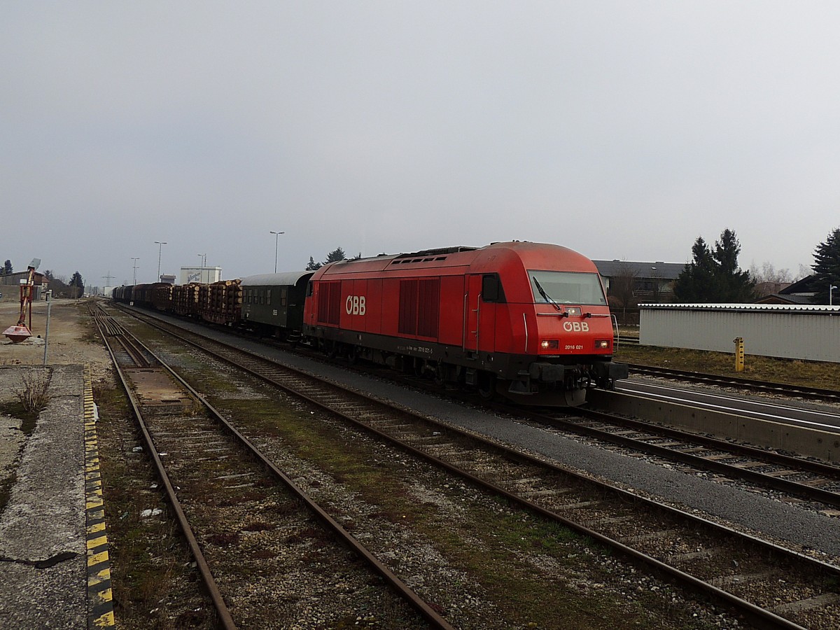 2016 021-5 erreicht mit einem Verschub-Güterzug die Bierbrauerstadt Wieselburg; 140225