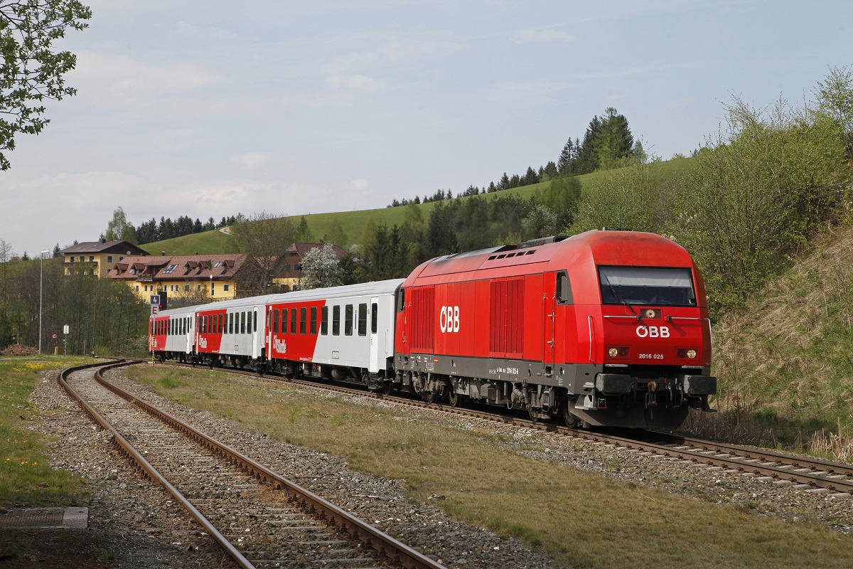 2016 025 fährt am 29.04.2015 mit REX 2713 durch den Bahnhof Ausschlag-Zöbern.