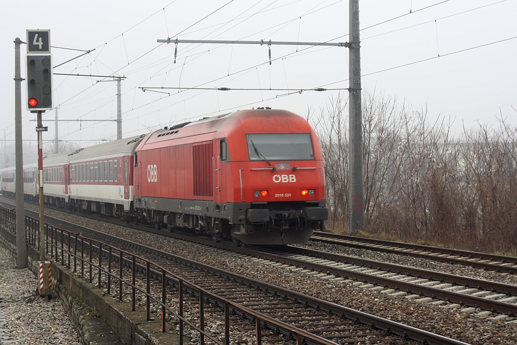 2016 031-4 schiebt am 19.Dezember 2015 den REX 2514 durch Wien Erdbergerlände. Aufgenommen von der Plattform des letzten Wagen im Zug 14050.