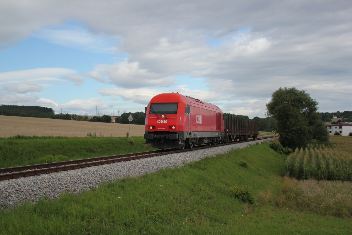 2016 032 mit zwei leeren Rungenwagen unterwegs in der Nhe von Oberpullendorf an der Burgenlandbahn Richtung Oberloisdorf, Juli 2012