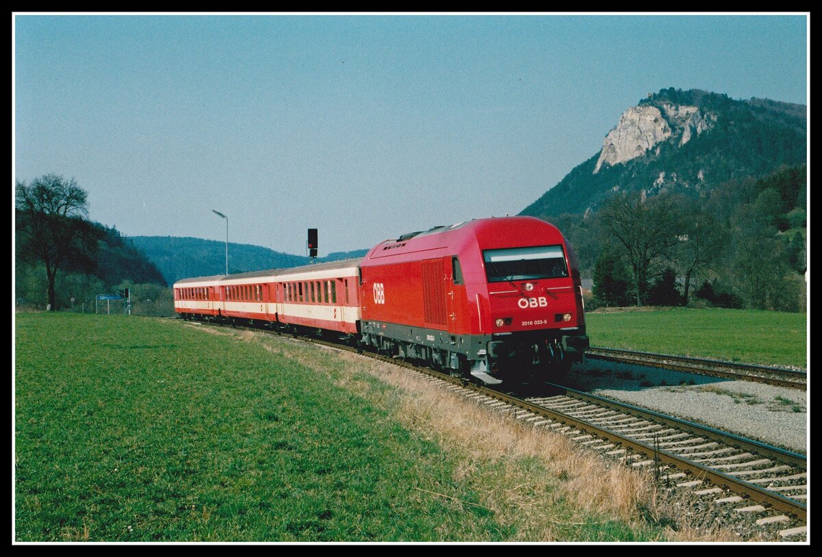 2016 033 mit R2735 bei Scheiblingkirchen - Warth am 16.04.2003.
