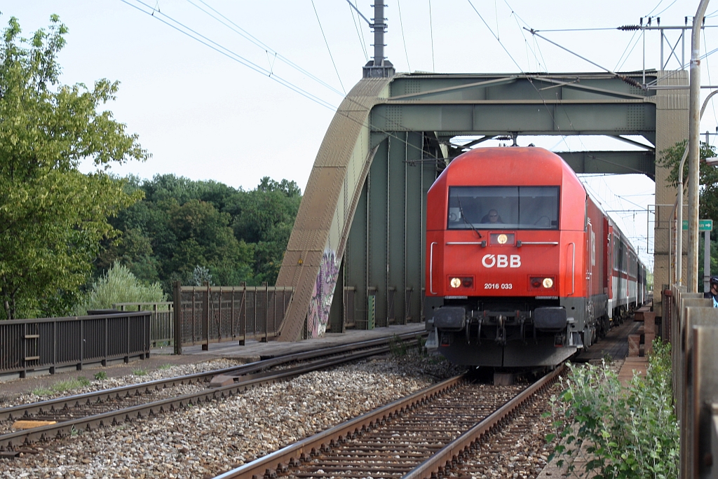 2016 033 vor dem REX 2509 von Bratislava hl.st. nach Wien Hbf. am 15.August 2014 auf der Donaukanalbrücke beim Bf. Wien Erdbergerlände.