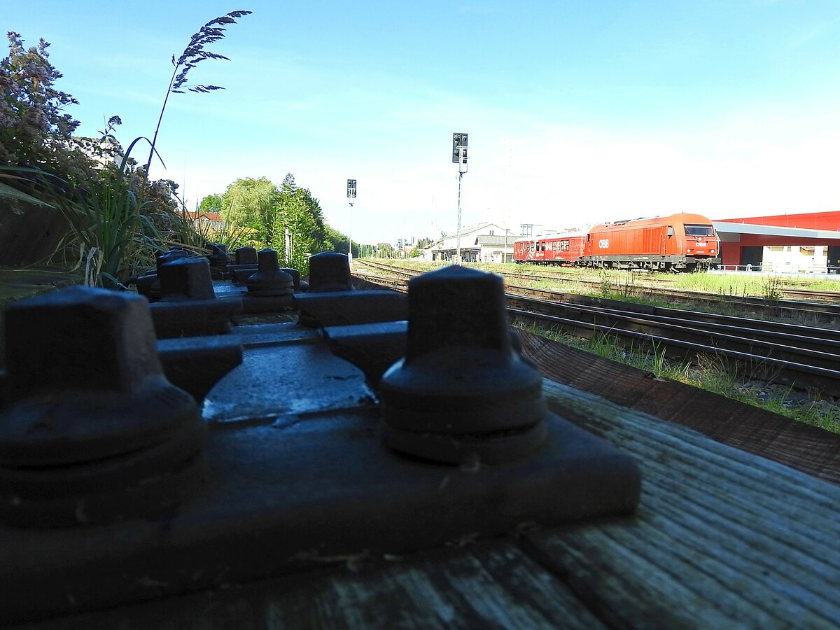 2016 036-3 wartet mit Messwagen EM160WZ-RAILCHECKER(60819975100-9) auf die Weiterfahrt im Bhf Ried in Richtung Attnang/Pu, zumindest braucht die ausrangierte Schwelle samt Schrauben nicht mehr untersucht werden; 220913