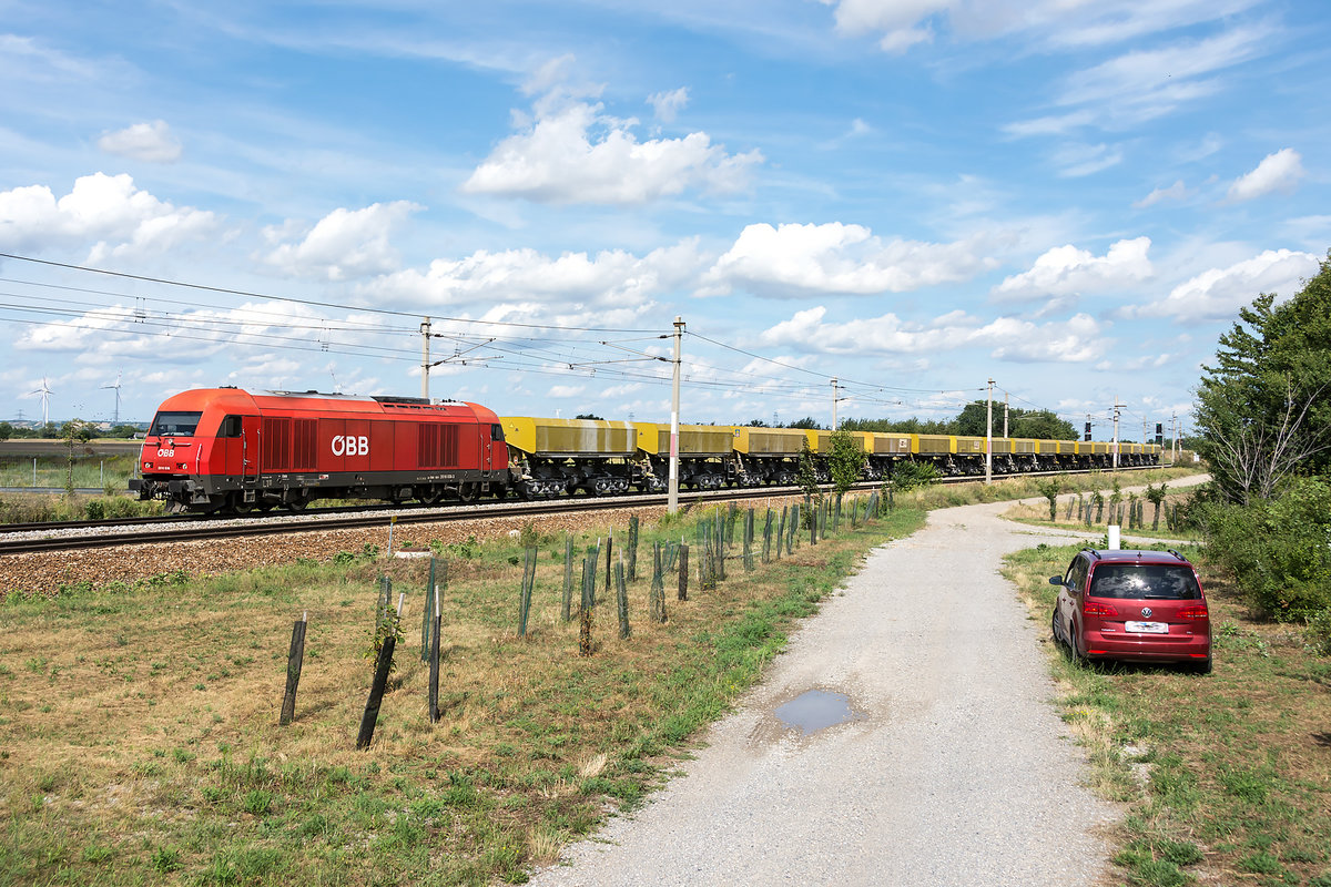 2016 036 mit einem Abräumzug am 08.08.2019 kurz vor Wien Süßenbrunn.