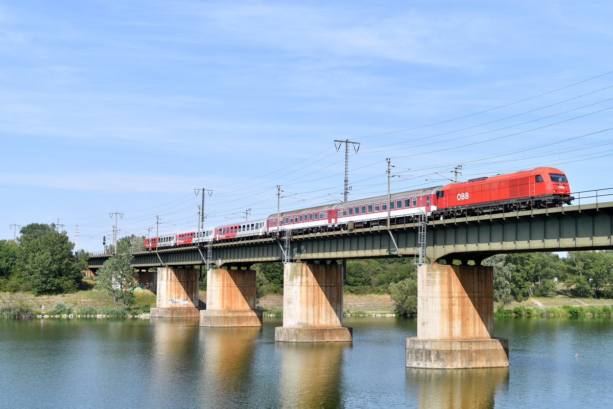 2016 036 mit REX 2525 Bratislava hl.st. - Wien Hbf am 20.07.2019 auf der Donaubrücke in Wien-Stadlau