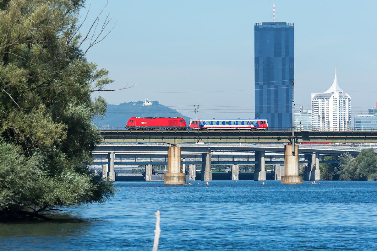 2016 039 und 5047 überqueren die neue Donau in Wien in Richtung Simmering. Die Aufnahme entstand am 05.09.2020.