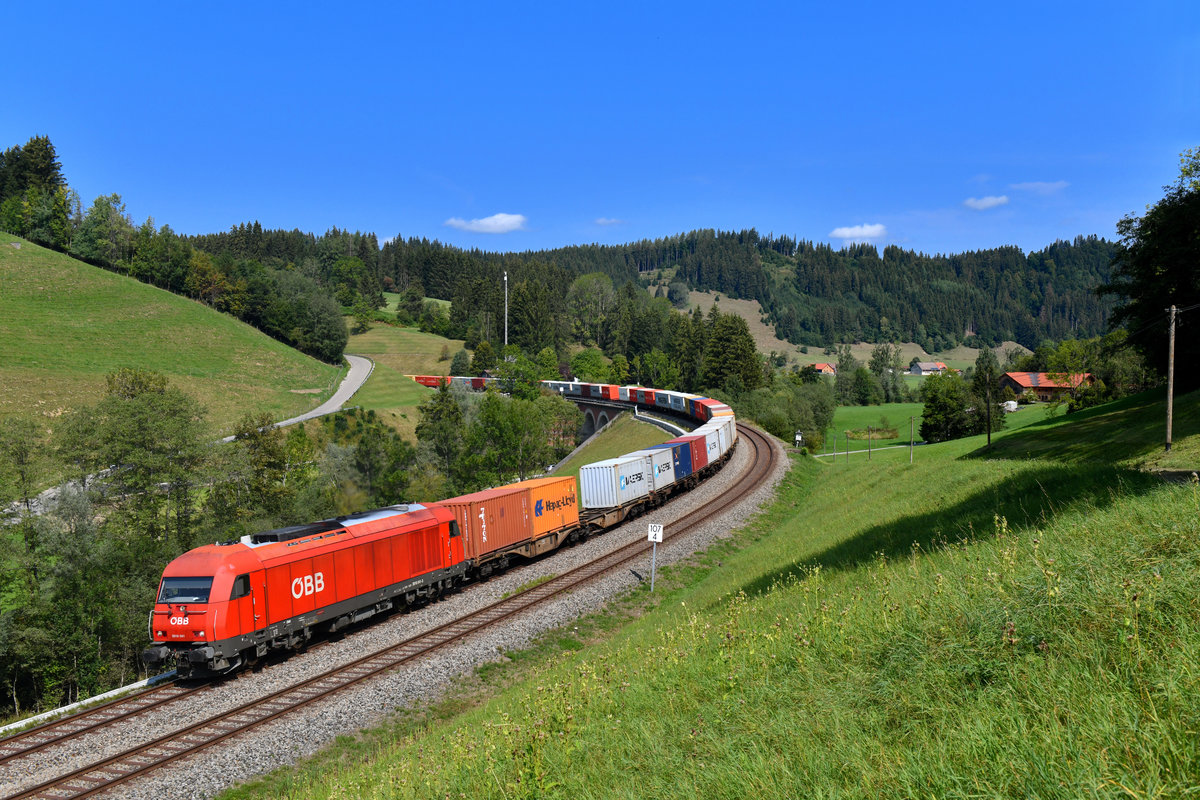2016 041 mit einem Containerzug am 28.08.2018 bei Harbatshofen.