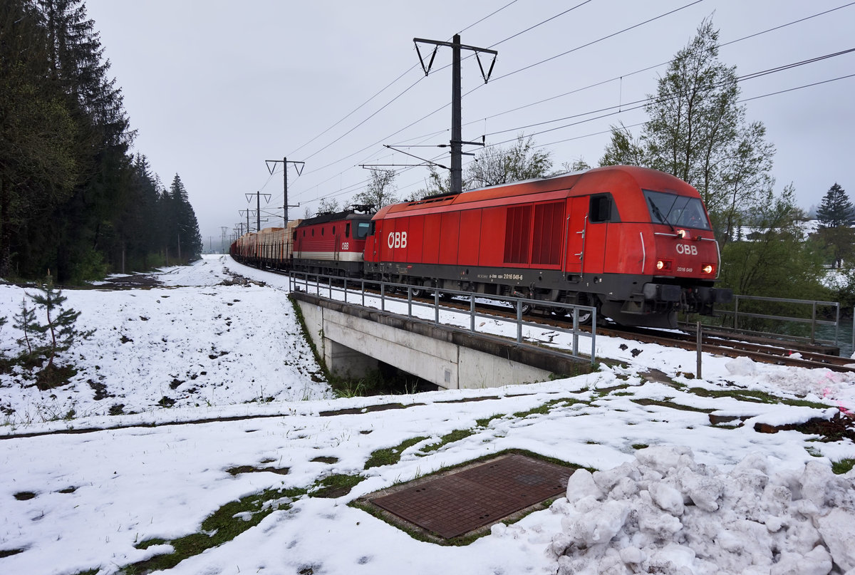 2016 049-6 zieht 1144 249-0 mit einem Güterzug nach Lienz. Aufgenommen am 29.4.2016 in Berg im Drautal.