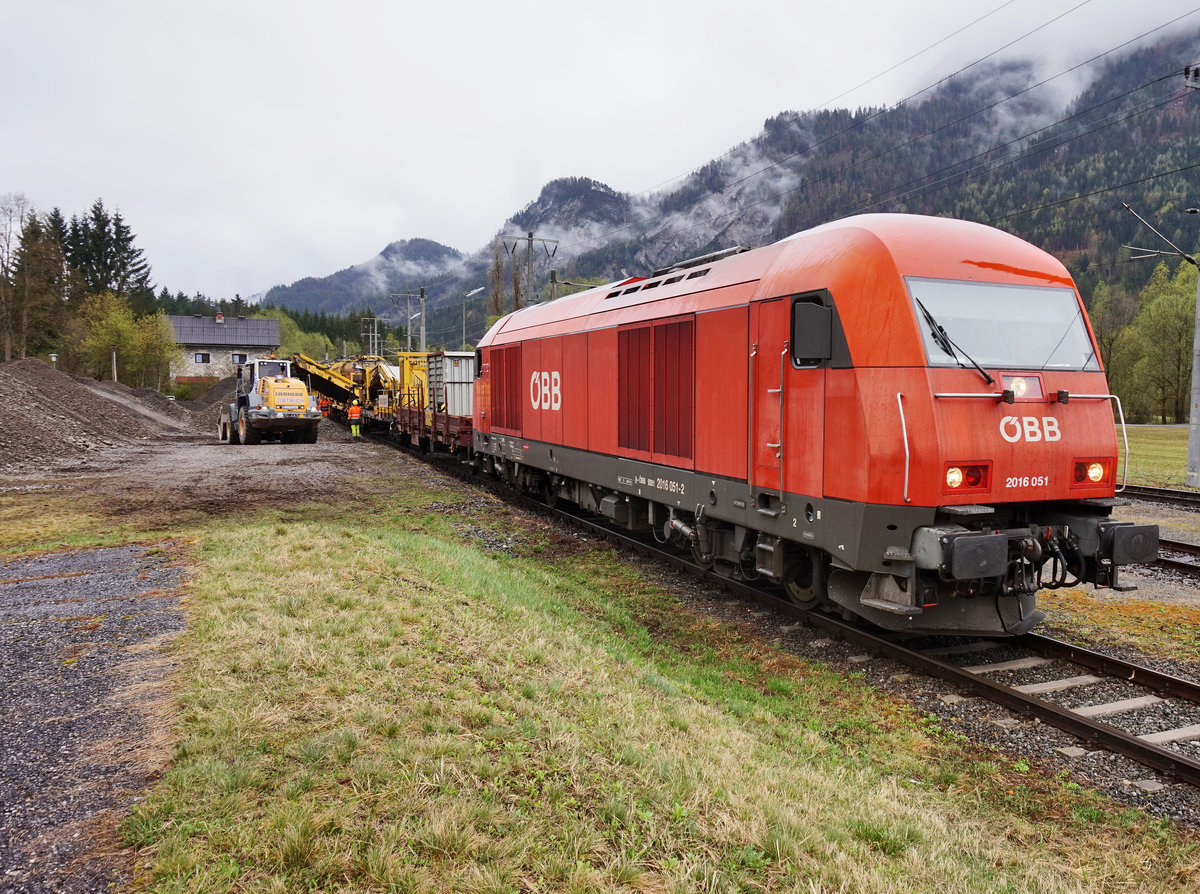 2016 051-2 mit dem RU 800 S beim Abladen des Schotters.
Aufgenommen am 9.4.2016 in Dellach im Drautal.