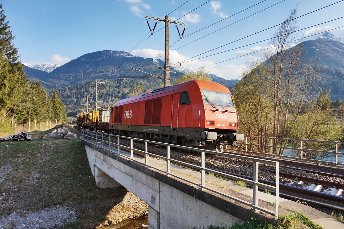 2016 051-2 schiebt drei Schotterwagen von Dellach im Drautal zurück zum RU 800 S. Aufgenommen am 11.4.2016 nahe der Haltestelle Berg im Drautal.