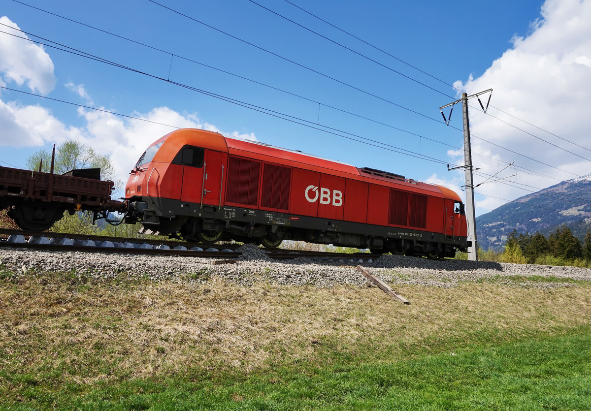 2016 051-2 wartet, bis ihre Schotterwagen fertig beladen sind, um sie dann wieder nach Dellach im Drautal zum entladen zu bringen.
Aufgenommen am 12.4.2016 bei Berg im Drautal.