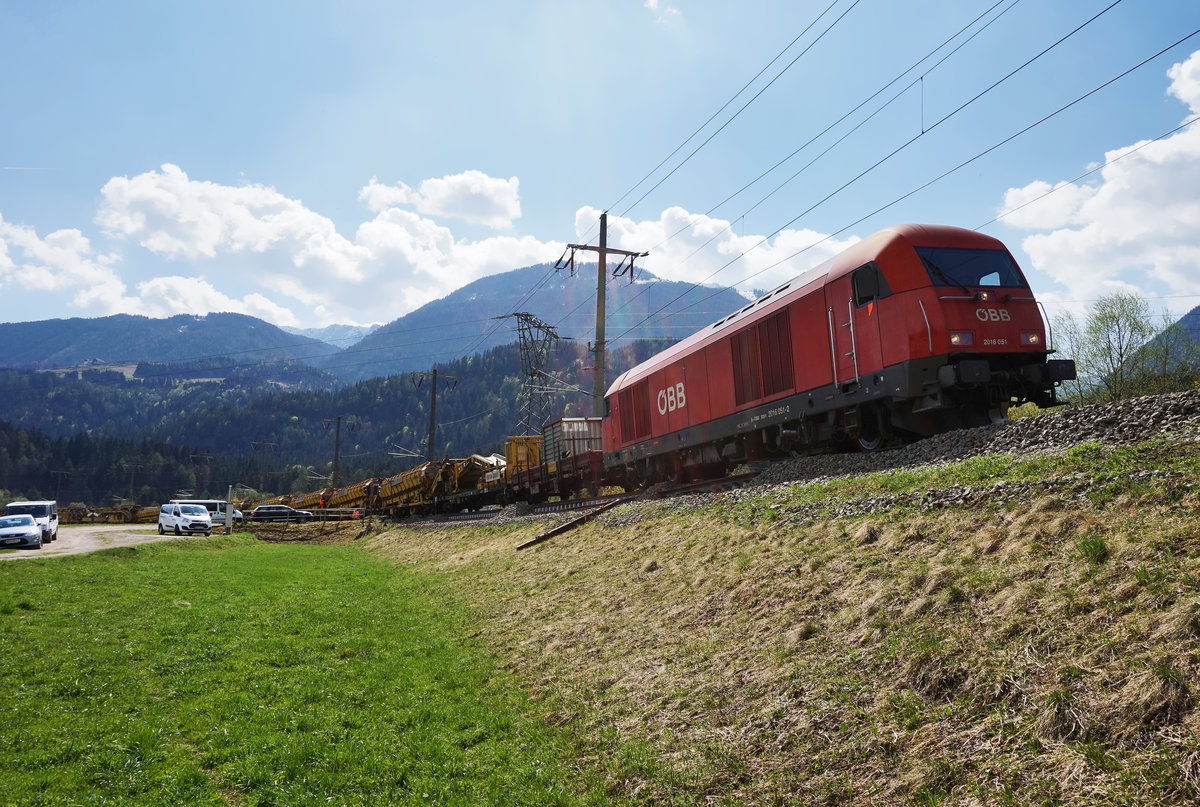 2016 051-2 wartet, bis ihre Schotterwagen fertig beladen sind, um sie dann wieder nach Dellach im Drautal zum entladen zu bringen.
Aufgenommen am 12.4.2016 bei Berg im Drautal.