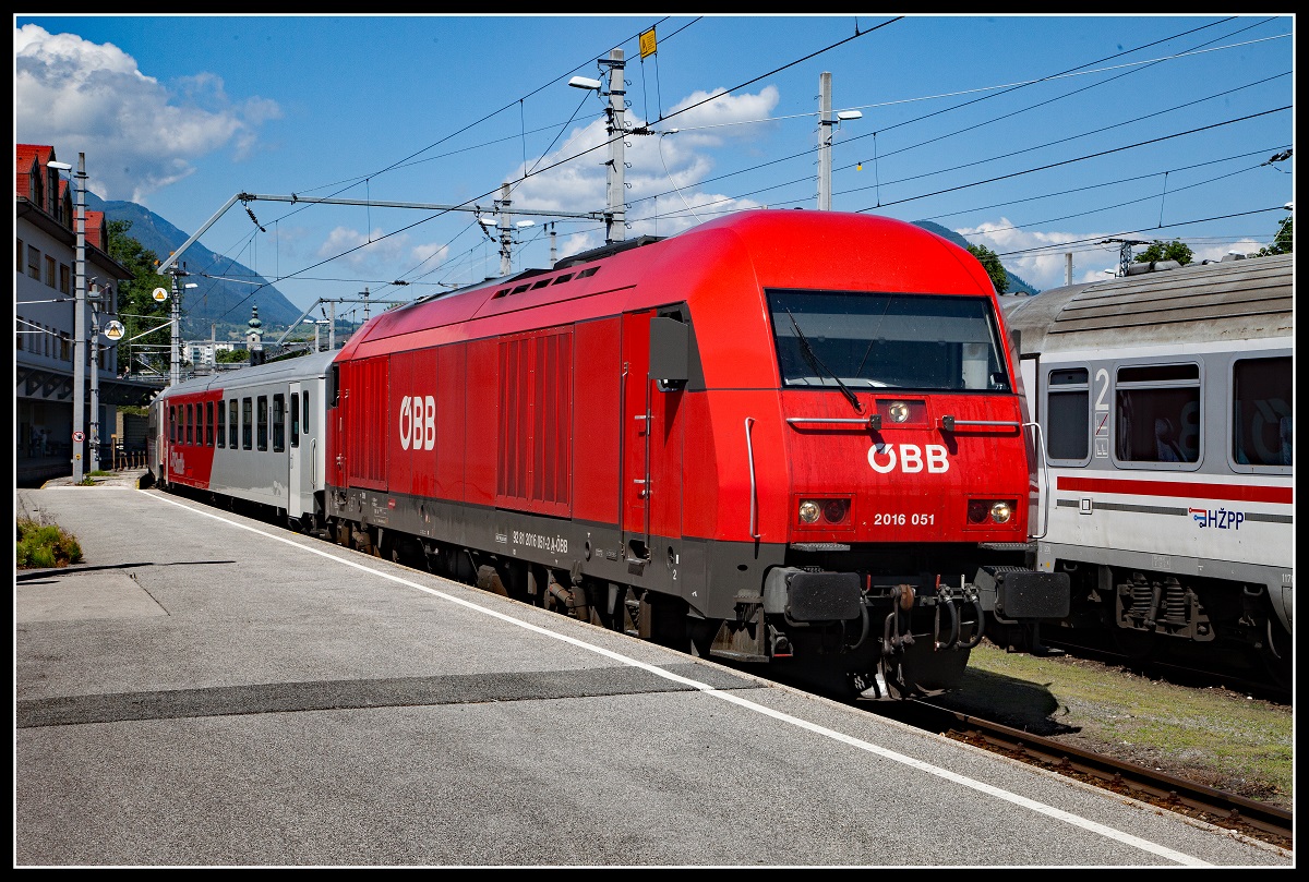 2016 051 fährt am 20.06.2018 mit einem Regionalzug in Villach Hbf. am Bahnsteig 1 ein.