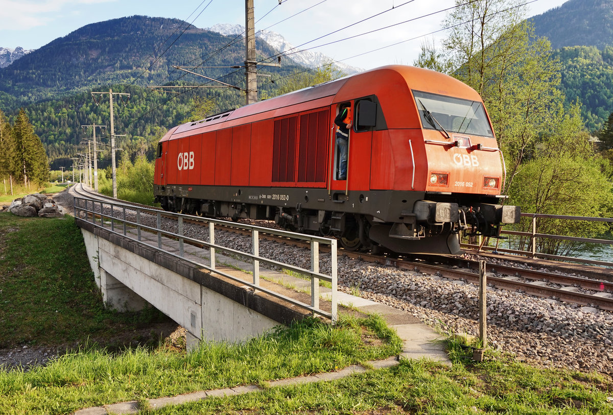 2016 052-0 auf der Fahrt nach Dellach im Drautal, am 22.4.2016 bei einem Halt vor dem Bahnübergang in Berg im Drautal. Hier musst zuerst jemand aussteigen um die Schranken zu schließen, dann konnte die Fahrt weitergehen.