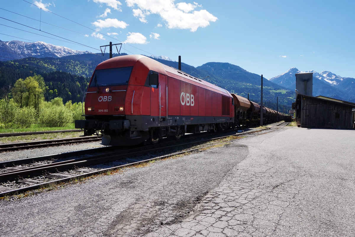 2016 052-0 hat soeben einem Schotterzug umrangiert. Aufgenommen am 20.4.2016 im Bahnhof Greifenburg-Weißensee.