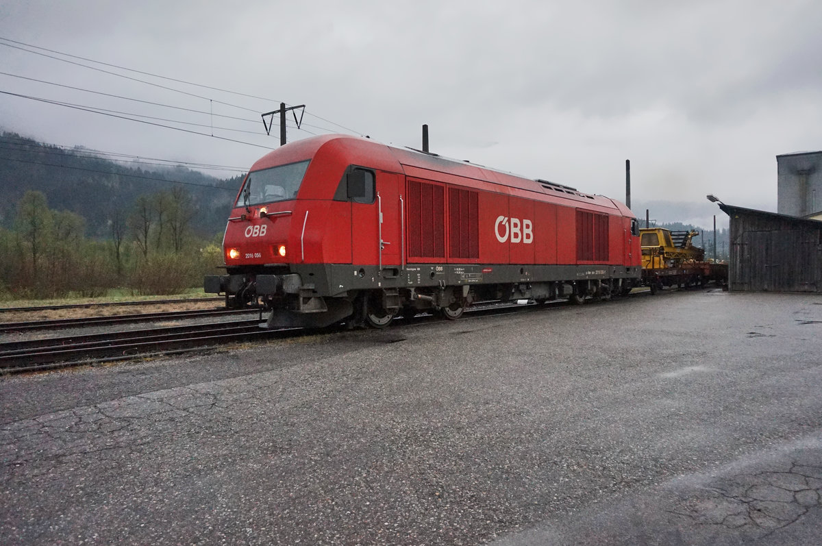 2016 056-1 bei einer Verschubfahrt im Bahnhof Greifenburg-Weißensee.
Aufgenommen am 8.4.2016.