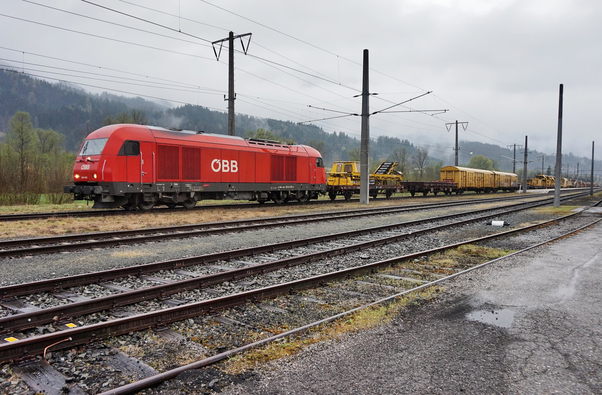 2016 056-1 mit dem an diesem Tag eingetroffenen RU 800 S, am 8.4.2016 in Greifenburg-Weißensee.