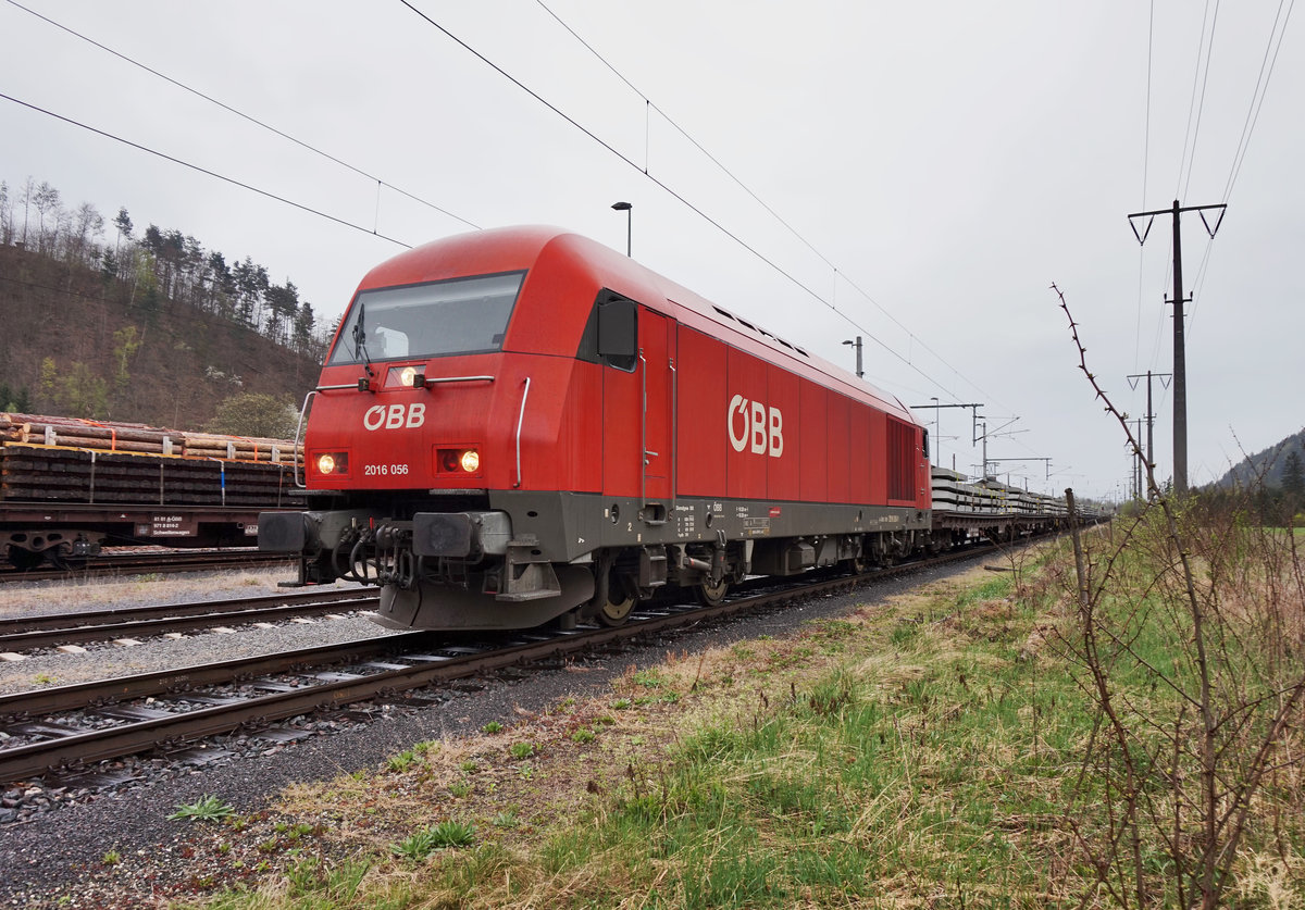2016 056-1 mit einer weiteren Ladung Betonschwellen, am 9.4.2016 bei einem Aufenthalt in Möllbrücke-Sachsenburg.