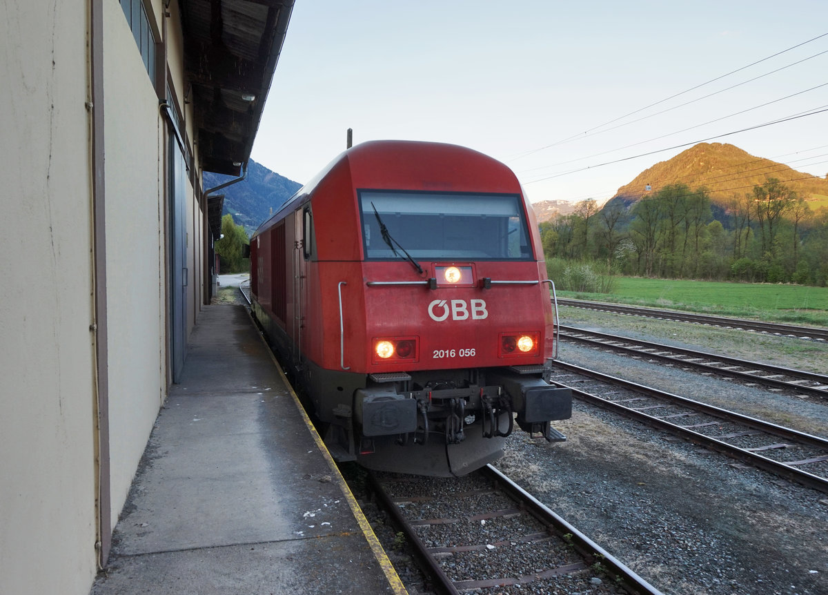 2016 056-1 steht am 14.4.2016 auf einem Abstellgleis im Bahnhof Greifenburg-Weißensee.