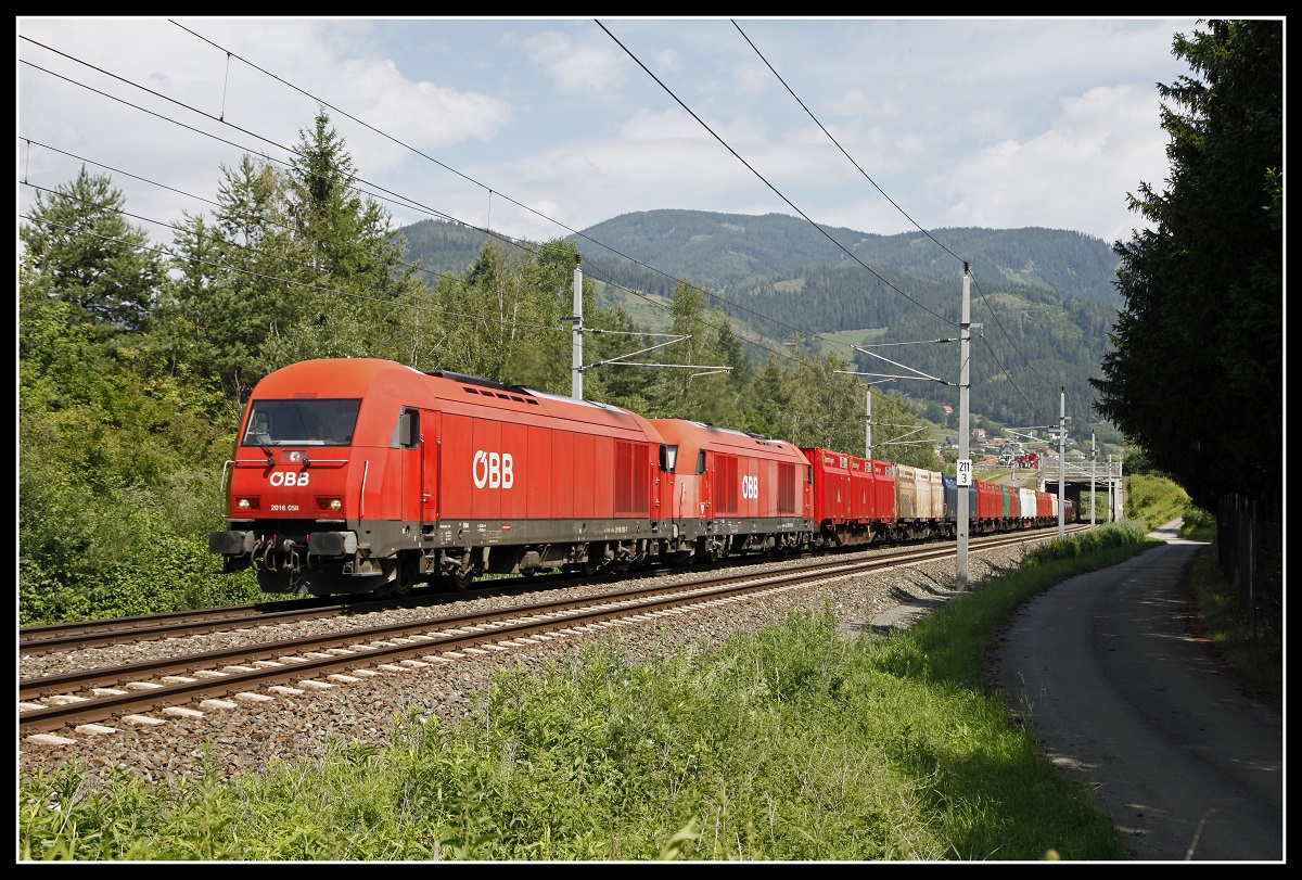 2016 058 + 2016... mit Güterzug bei Kraubath am 1.007.2020.