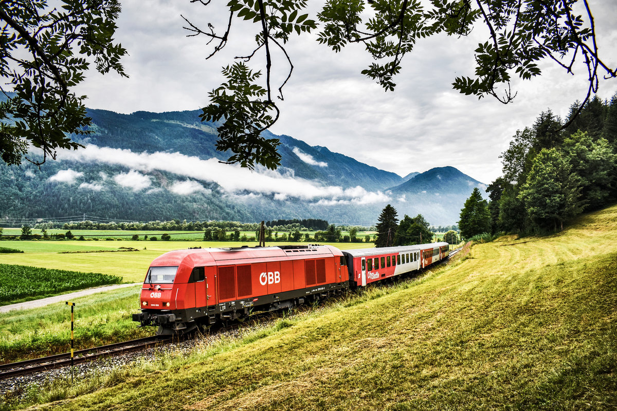 2016 059-5 fährt mit der S4 4810 (Hermagor - Villach), nahe Emmersdorf im Gailtal vorüber.
Aufgenommen am 4.7.2018.

Leider ist es mit dieser schönen Dieselstrecken-Idylle bald vorüber, denn ab Montag den 9.7.2018 wird die Gailtalbahn bis 11.11.2018 gesperrt sein (abgesehen für den Güterverkehr).
In dieser Zeit wird dann mit den Elektrifizierungsarbeiten begonnen.
Zwar wird es auch nach dieser Sperre, bis hin zur nächsten Sperre von 8.7. und 14.12.2019 noch Dieselbetrieb geben, jedoch leider schon mit hässlichen grauen Betonmasten :-(

<a href= http://www.gailtalbahn.at/  rel= nofollow >www.gailtalbahn.at/</a>
<a href= https://www.facebook.com/vereingailtalbahn/  rel= nofollow >www.facebook.com/vereingailtalbahn/</a>