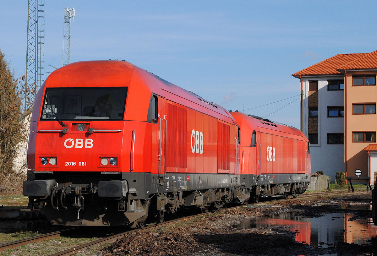 2016 061 + 2016 097 abgestellt am Gleis des Holzverladeplatzes des Bhf. Szentgotthard (H). (20.02.2016)