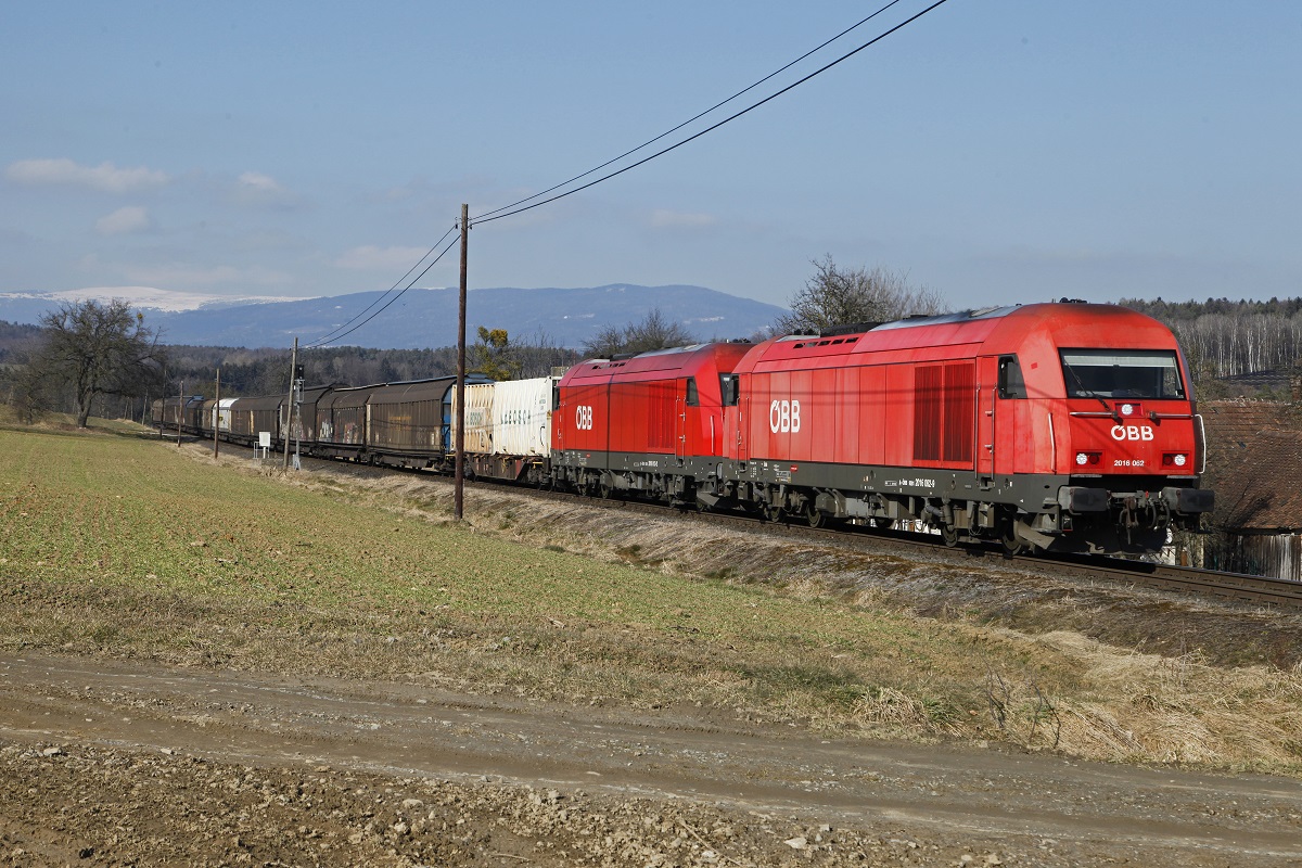 2016 062 + 2016 013 mit Güterzug bei Grafendorf am 27.02.2015.