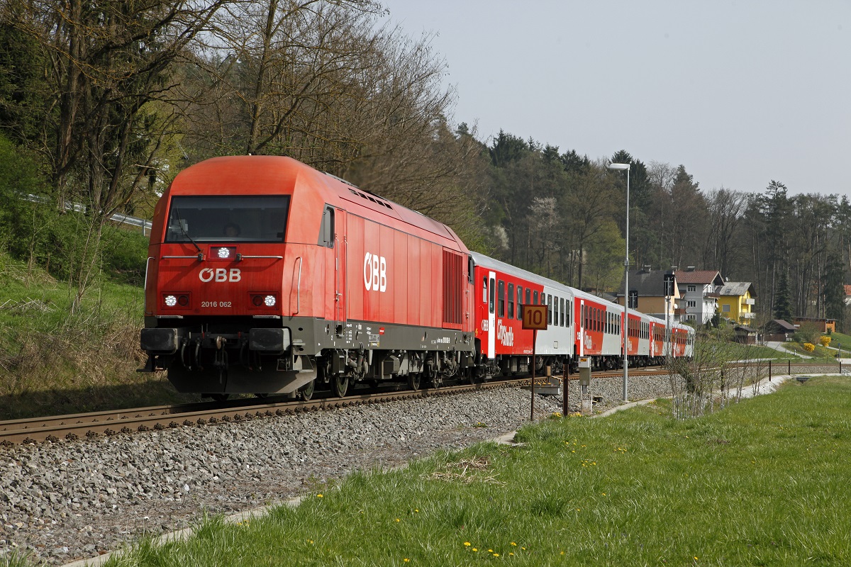 2016 062 fährt am 1.04.2104 mit R4717 aus dem Bahnhof Laßnitzthal aus.