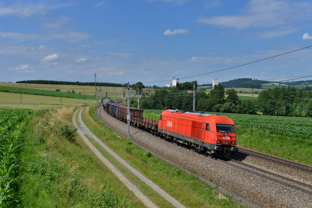 2016 063 mit einem Güterzug am 29.06.2016 bei Haiding. 