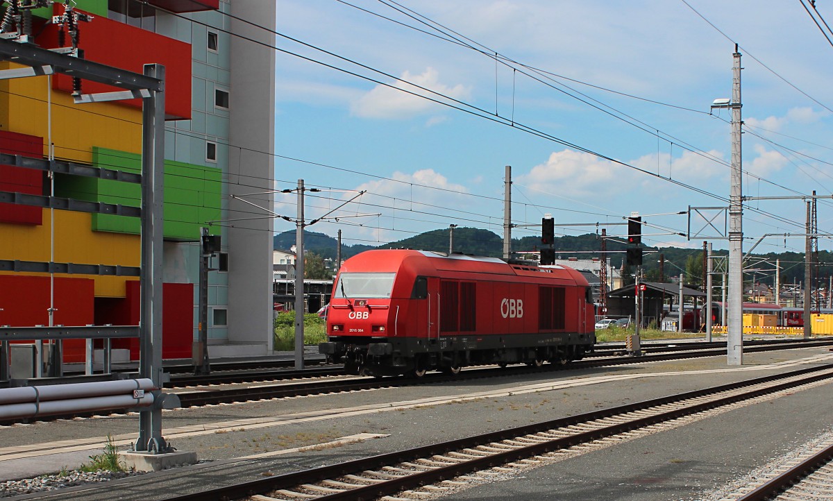 2016 064-5 fährt am 26.06.2015 durch Salzburg Hbf.