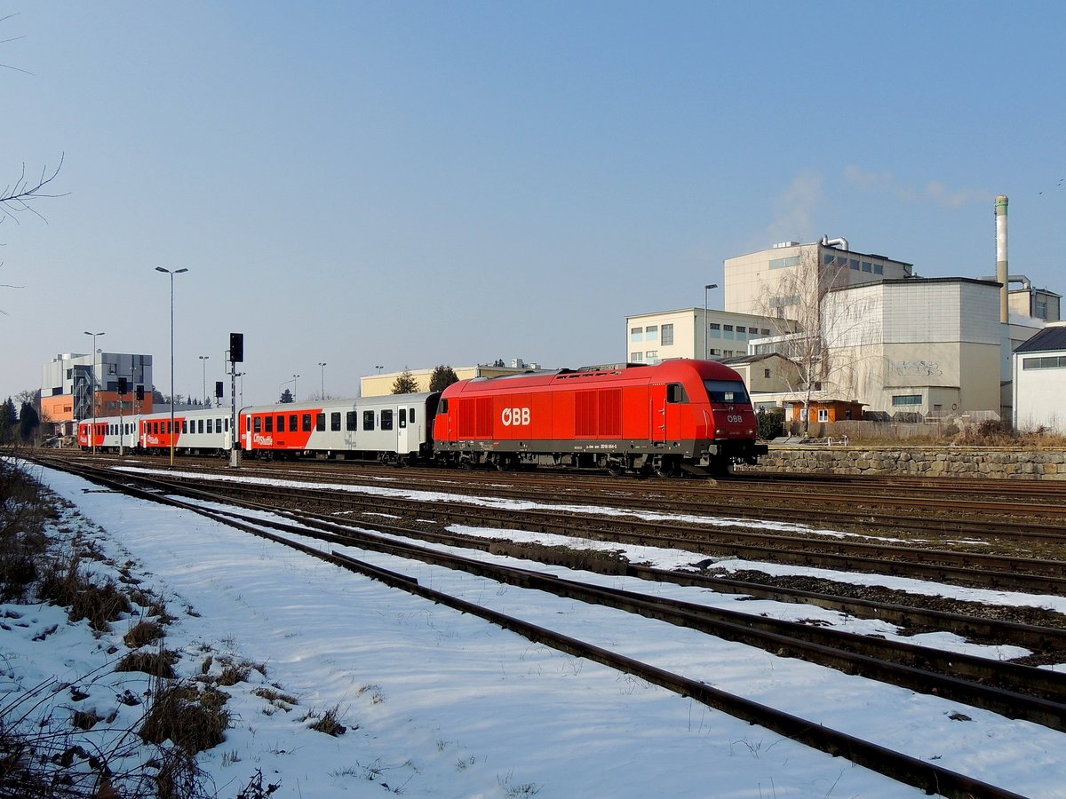 2016 064-5 mit Zugleistung R5973; Einfahrt Bhf. Ried; 180302