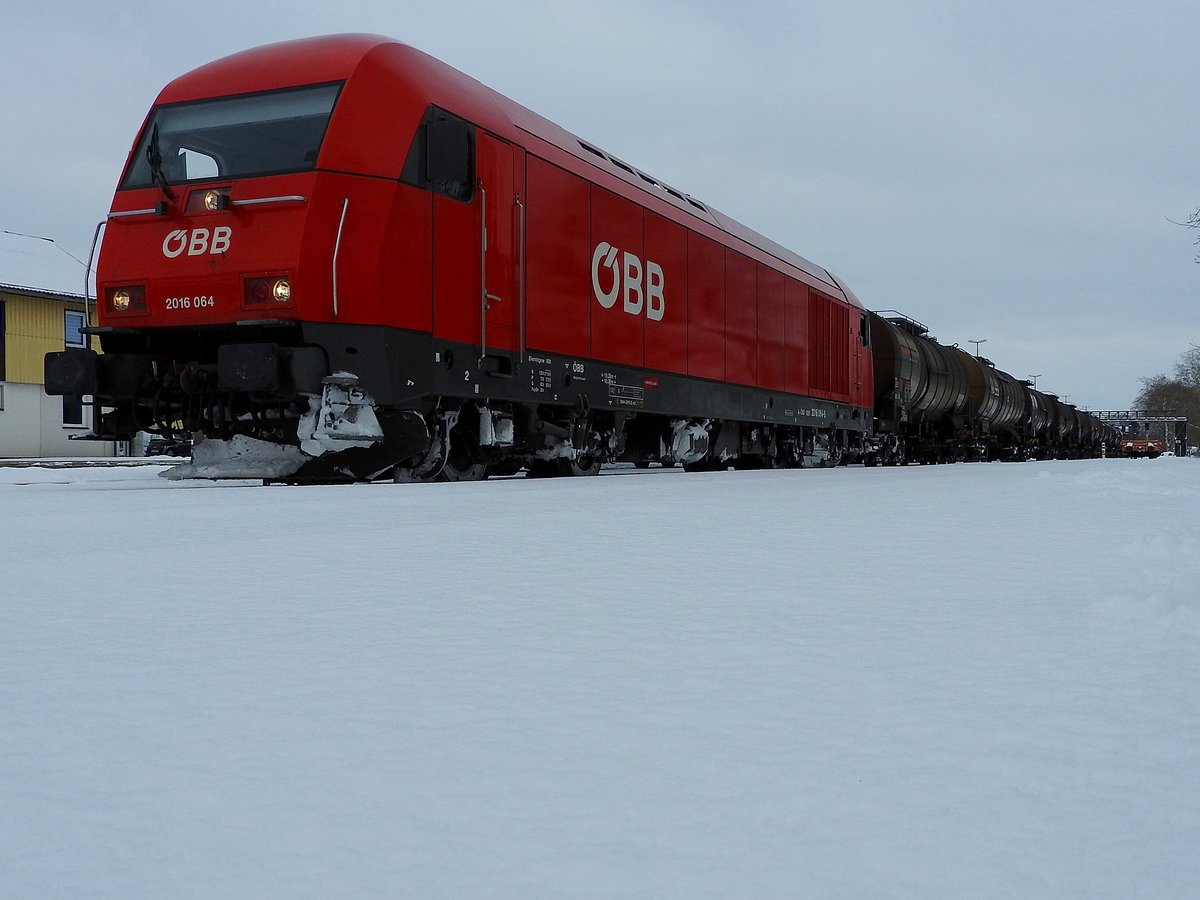 2016 064-5 startet in Kürze mit Kesselwagenleerzug (GZ47850)aus dem tief verschneiten Bhf. Ried in Richtung Simbach; 190111