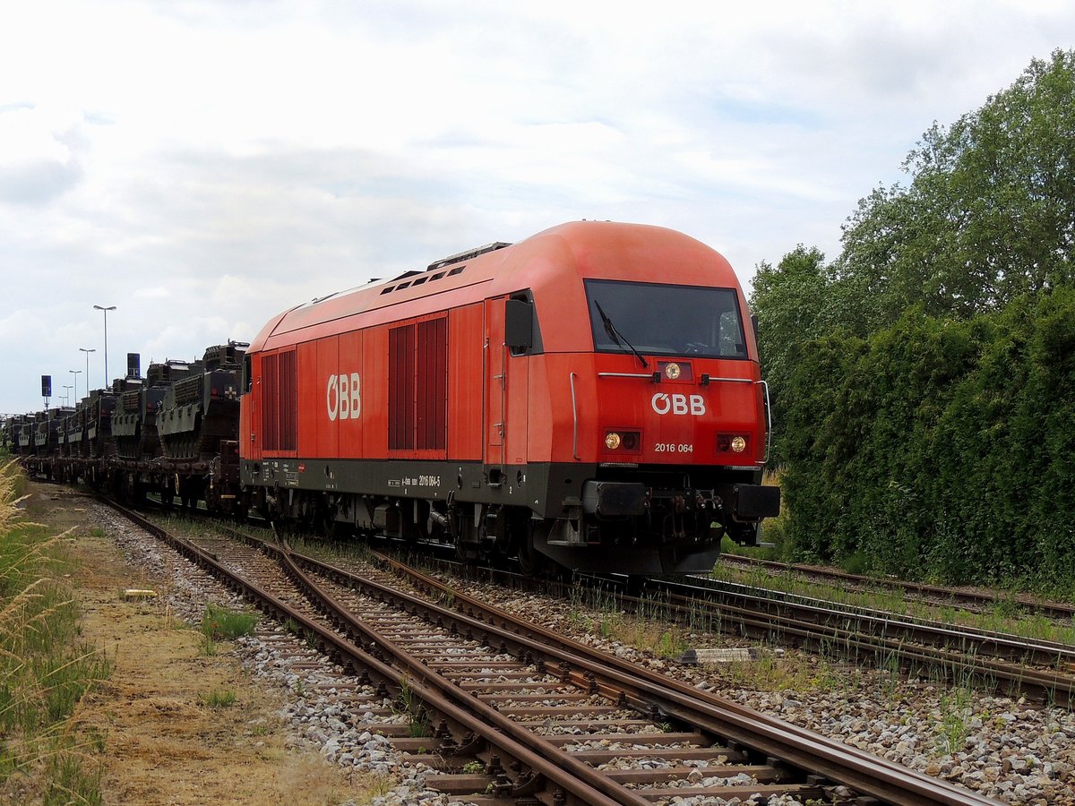 2016 064-5 verlässt mit GZ75855 und einigen Panzern den Bhf. Ried; 160621