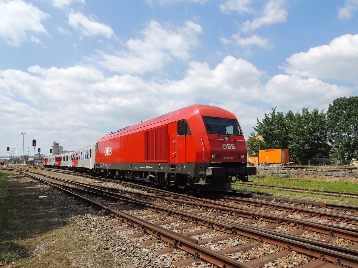 2016 064-5 verlässt mit Zugleistung R5973 den Bhf. Ried; 180615