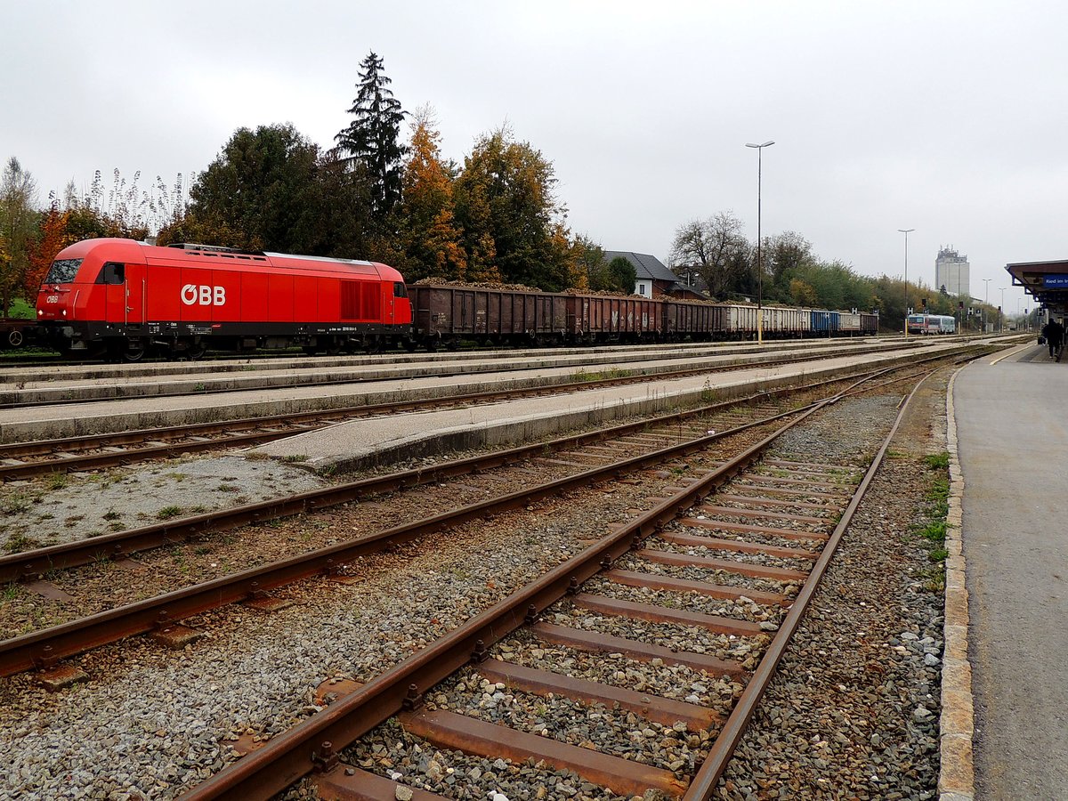 2016 064-5 wartet mit Rübenzug im Bhf. Ried auf die Abfahrt in Richtung Zuckerfabrik; 201026