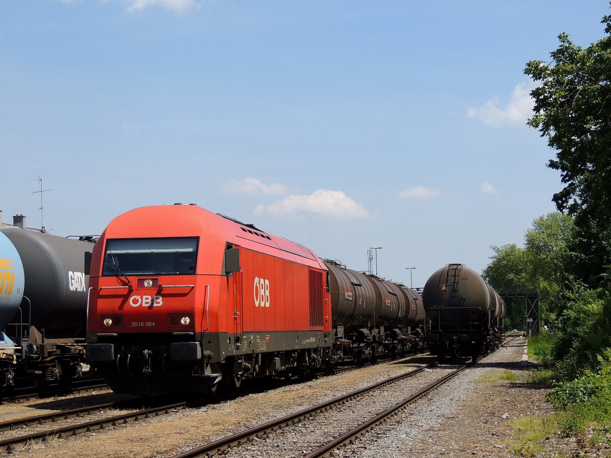 2016 064-6 mit GZ47850, während des Triebfahrzeugführerwechsels in Ried i.I.; 150529