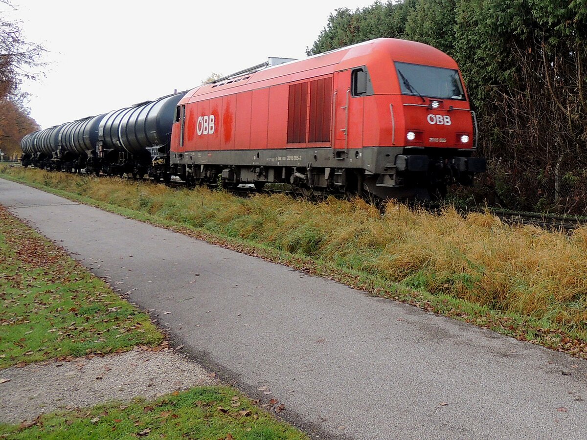 2016 065-2 bringt eine Kesselwagengarnitur in Richtung Mineralölhändler nächst der Haltestelle Bad-Ried; 211103