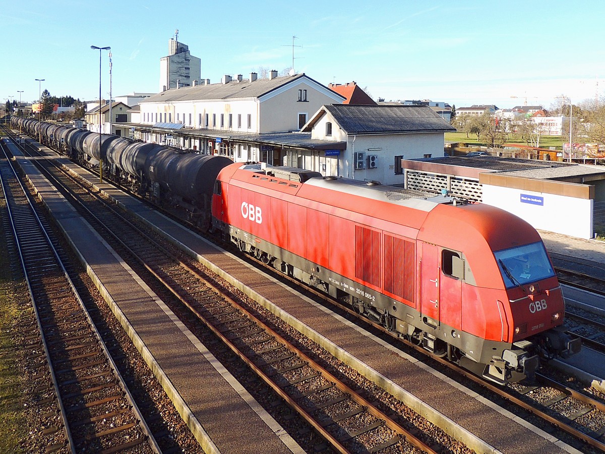 2016 065-2 durchfährt mit einem 68Ax-Kesselwagenzug den Bhf. Ried in Richtung Wels; 131223