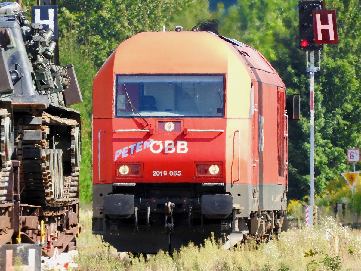 2016 065-2  PETER , legt sich anlässlich einer Verschub-(Rangier)fahrt im Bhf. Ried mit schwerem Gerät an; 190913