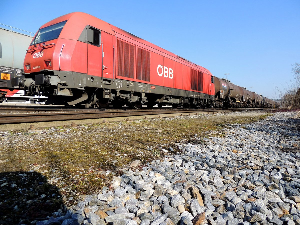 2016 065-2 wartet mit NACCO-Kesselwagenzug am Bhf. Ried auf die Abfahrt; 160318