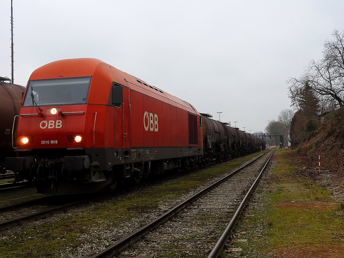 2016 065, startet nach einer kurzen Pause mit GAG47850 am Bhf. Ried zur Weiterfahrt in Richtung Simbach/Inn; 161125